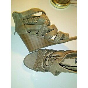R2 footwear high wedge heel open toe sandal 8.5 M